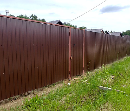 Забор из профнастила с односторонним полимерным покрытием
