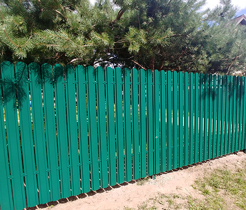 Забор из евроштакетника с двухсторонним полимерным покрытием